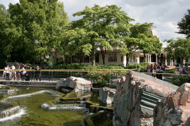 Discoveryland Bassin Gauche with Main Street's Plaza Garden Restaurant, looking south east