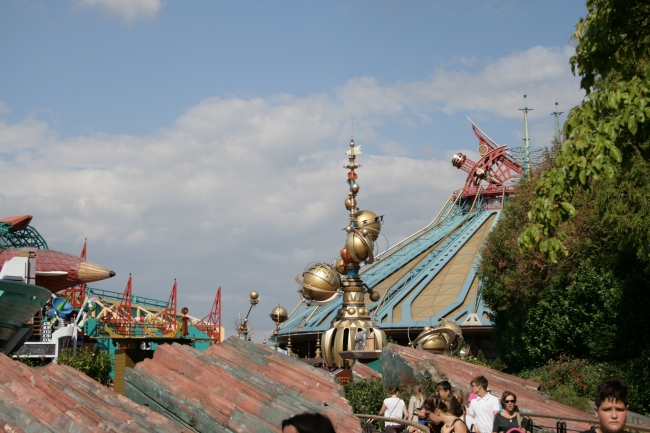 Discovery Mountain as seen from the Discoveryland Bassin ponds, Orbitron in the centre, and typical Discoveryland concrete rocks in foreground, nose of the Hyperion on the right