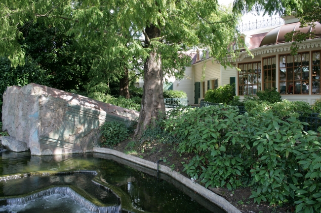 Outside Plaza Garden restaurant, with typical Discoveryland rocks and pond in front