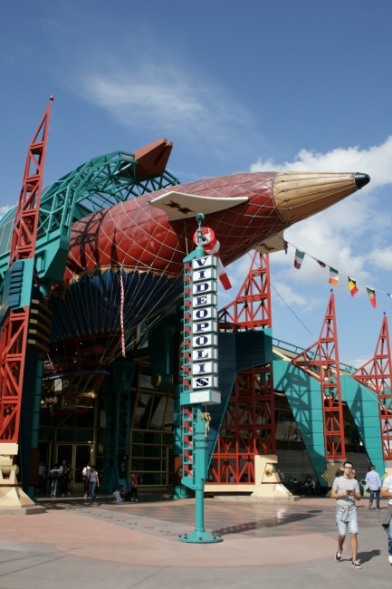 Entry to Hyperion restaurant and Videopolis, as prominently decorated with a dirigible airship "model", a 1:1 replica of a similar Luftschiff build during turn-of-the-20th-century balloon craze