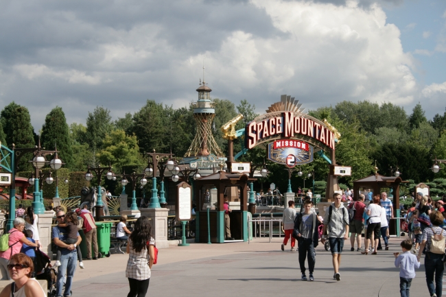 Space Mountain, Mission 2 entry with iconic Les Mystères du Nautilus staircase/entry booth behind, 