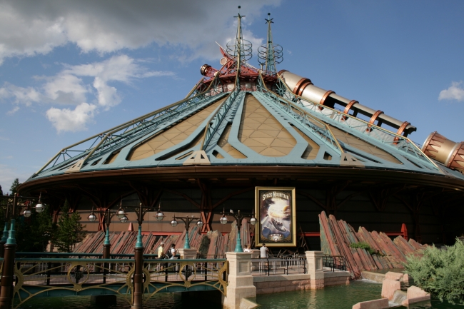 Another angle on Space Mountain, formerly Discovery Mountain, in perfect Jules Verne / Steam-Punk theming, resembling a circus tent