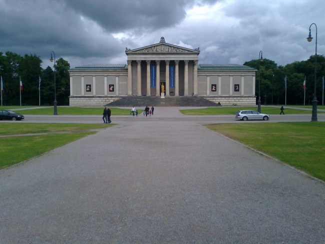 Vom Eingang der Glyptothek, der Blick hinüber zur Antikensammlung, 