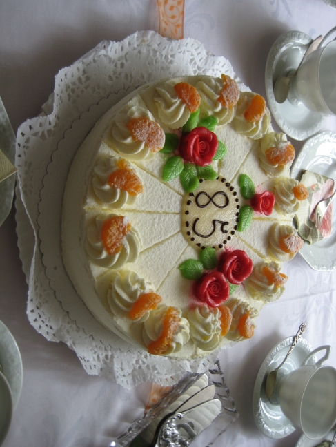 Torte zum 85zigsten Geburtstag, und obligatorisches "Maria weiss" Service