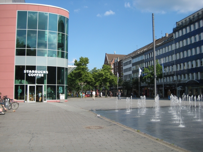 Starbuck's Coffe an der Ecke des CityPalais und Blick die Kö entlang, 