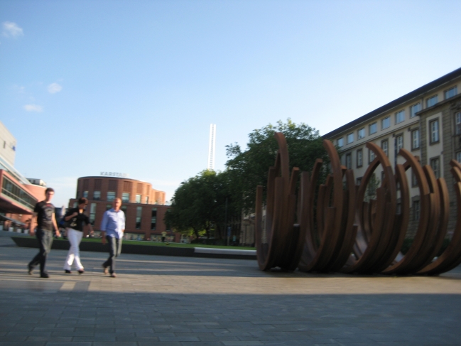 Stahl Skulptur vor dem Stadt-Theater Duisburg, 