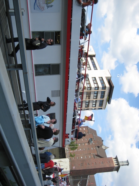 Schiff der Hafenrundfahrt, und Bürogebäude der Lehnkering AG dahinter mit Schwanentor