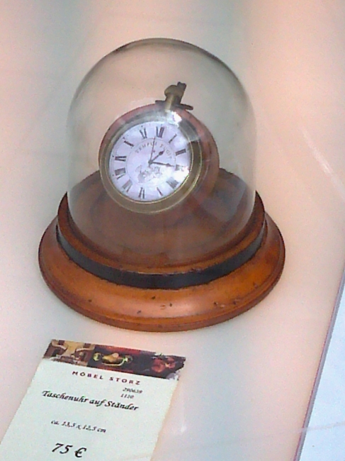 Uhr unter Glas, in einem Antiquitätengeschäft an der Ludwigstraße
