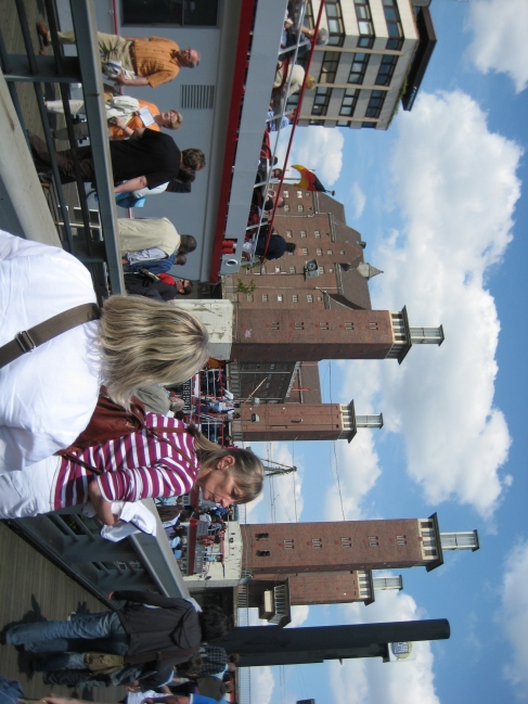 Duisburg Schwanentor, und der ewig rutschige Anleger von Architekt Sir Norman Foster