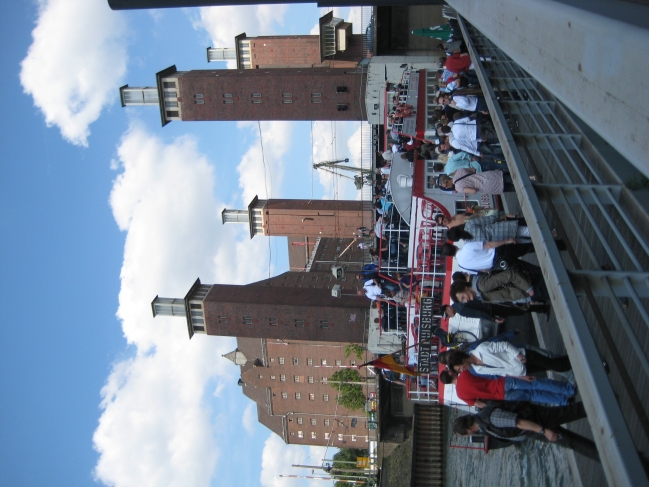 Die "Stadt Duisburg" vor dem Schwanentor, 