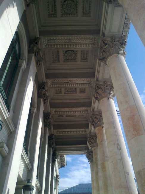 Steinere Kassettendecke des Vordachs des Opernahuses, München, Opernplatz